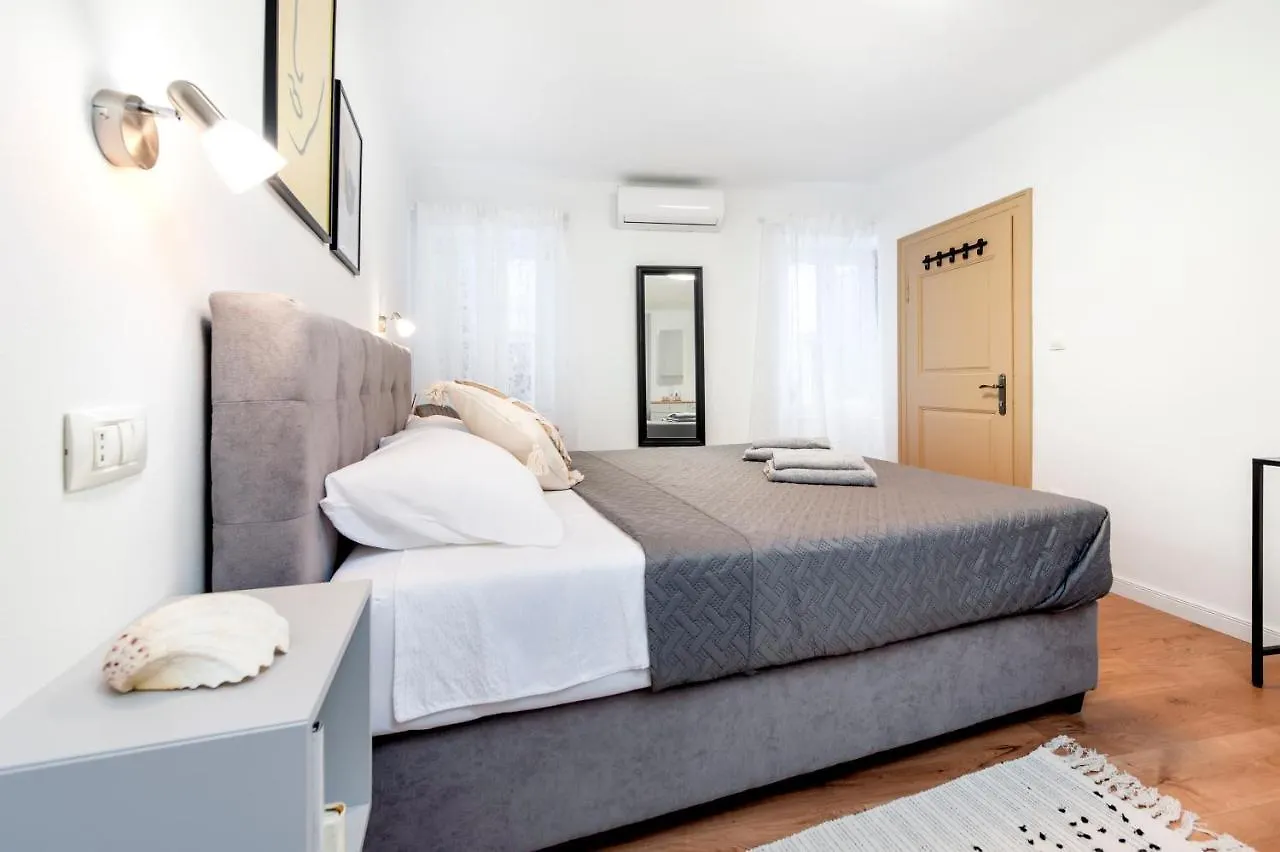 Adriatic Dream Rooms Rovigno 0*,  Croazia